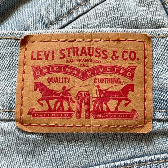 Levi’s Lightwash Jean Shorts - Only Worn a Few Times - Picture 3 of 6